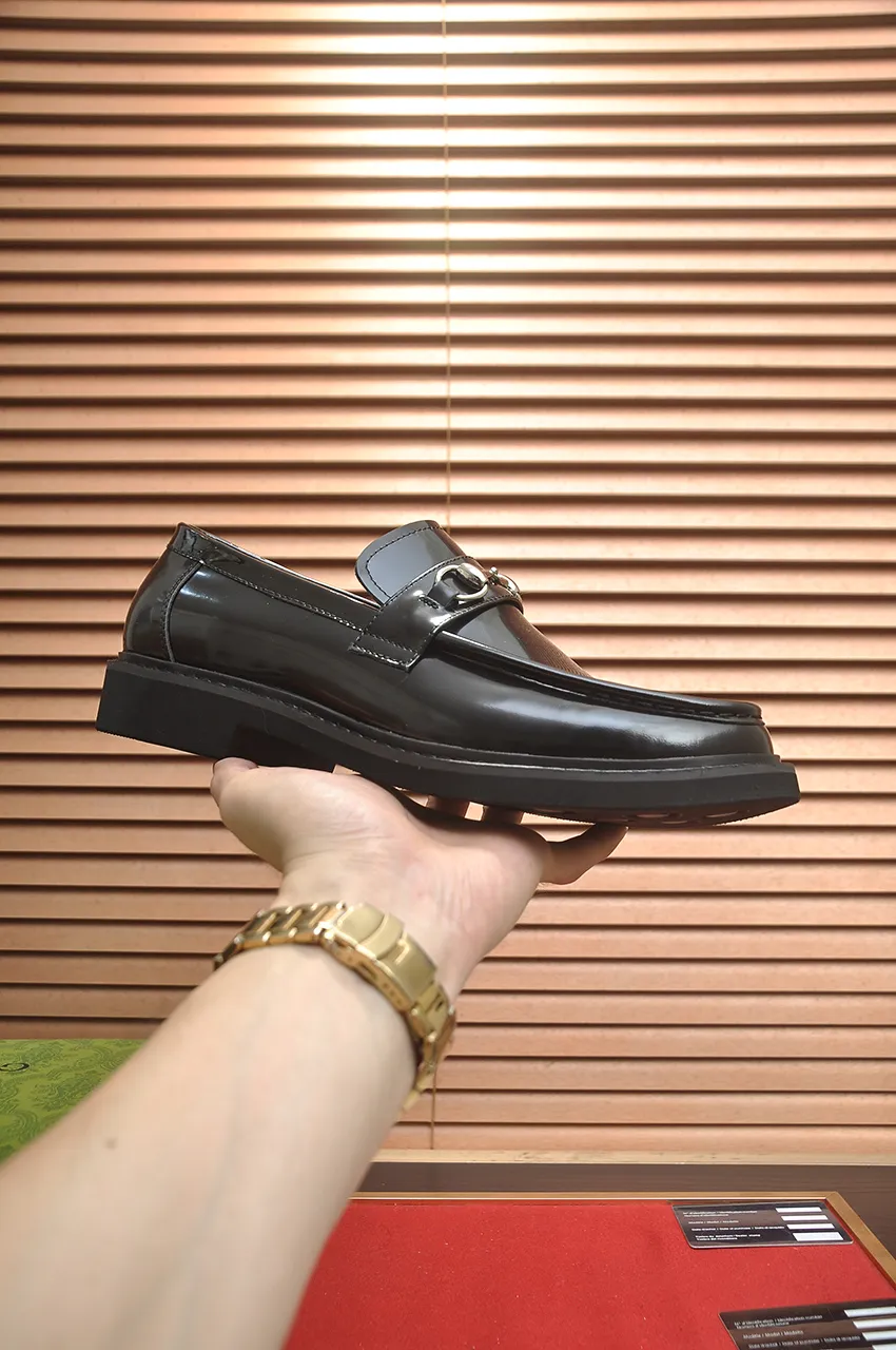 Men's shoes💰540💶Italy's top luxury men's shoe giant (GUCCI) (Gucci) (full cowhide lining) new arrival🍃Original European style🔰 Pleasant to the eye😍In order to make the shoes more durable and non-deformable🌀The production continues to follow traditional methods but there is still no lack of innovation💪Choose original sheepskin for the leather♻️ Smooth and natural And extra bright ⭐Made of imported cowhide, the first choice of rich people 38-45 (45 customized)
